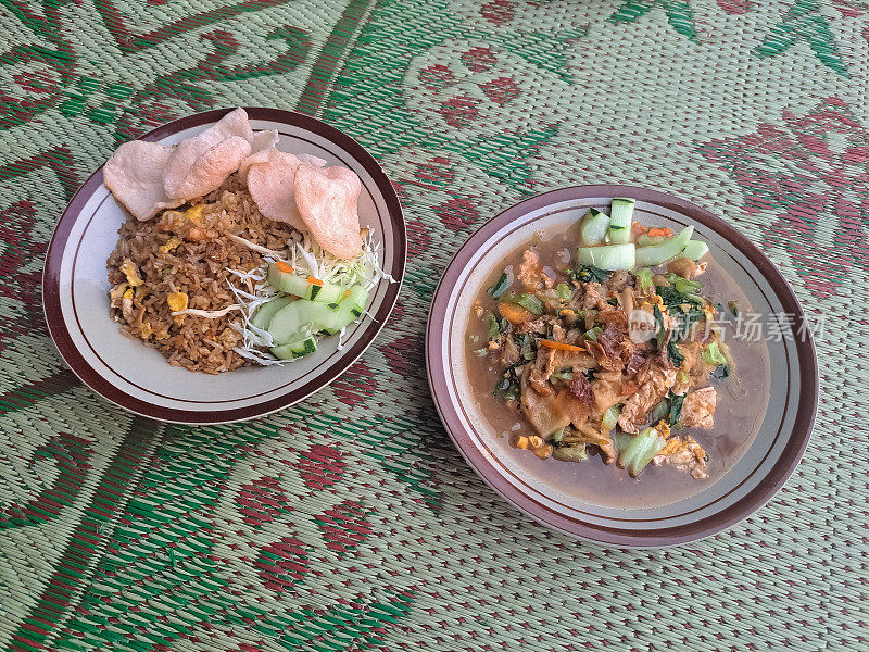 美味炒饭和肉汁炒白菜或白菜。Nasi Goreng Dan CapCay Kuah。食品菜单。